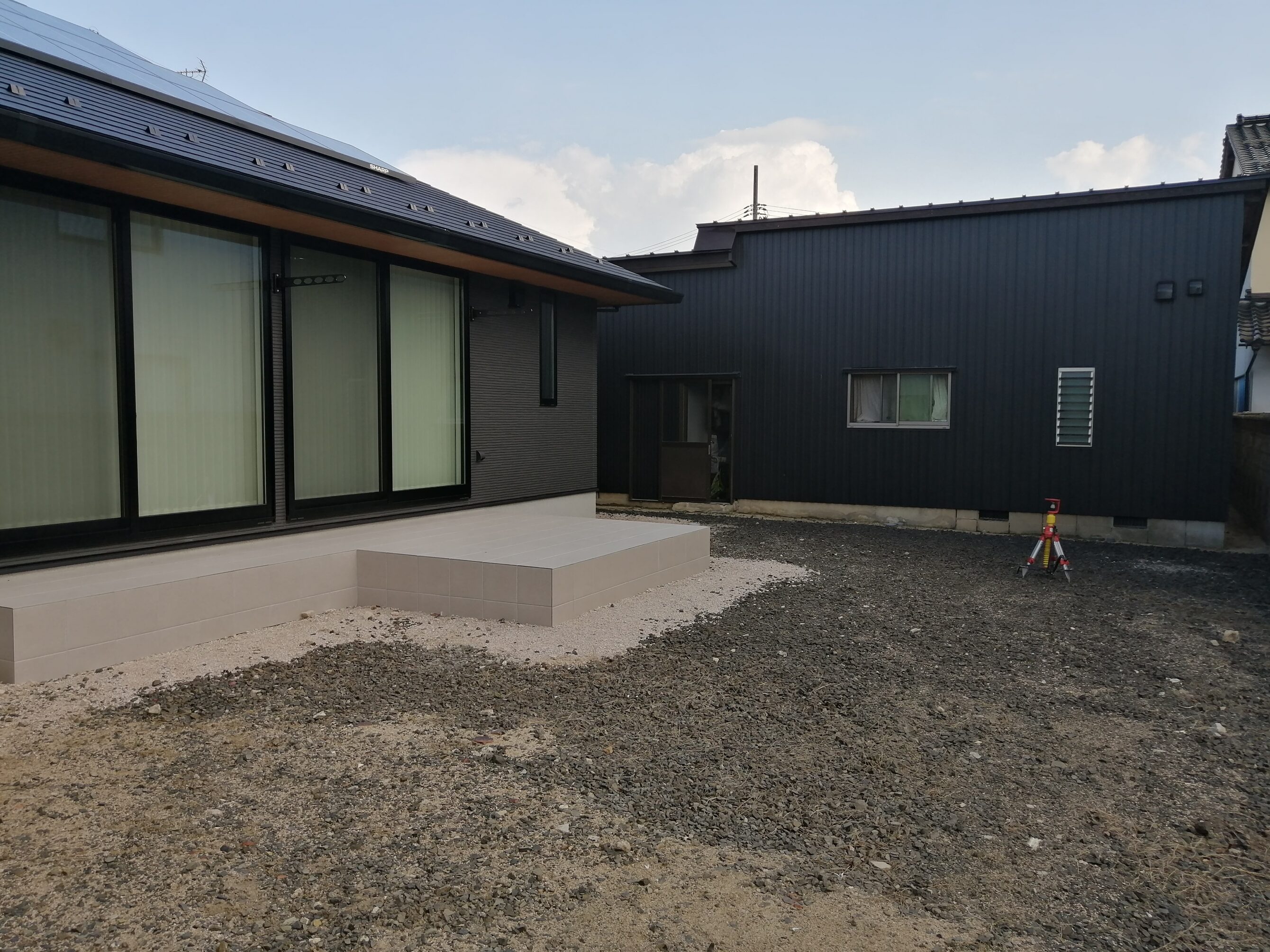 安来市 外構リフォーム 施工前の庭と駐車場の様子