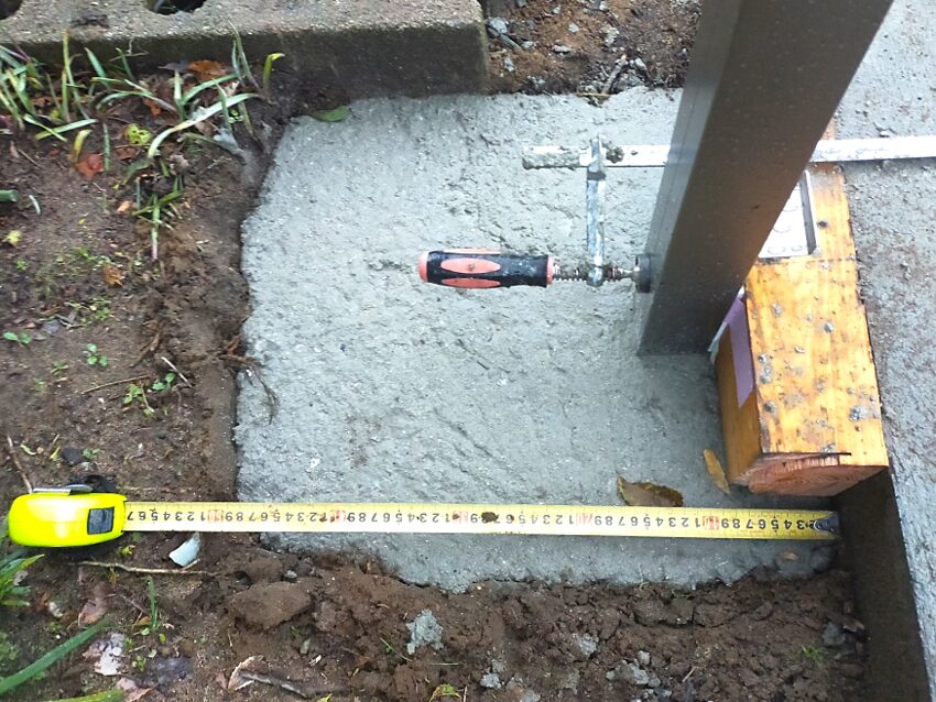 安来市 外構リフォーム フェンスを支える基礎部分の施工