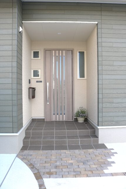 安来市 玄関アプローチ 外構リフォーム 門柱とタイルの施工写真