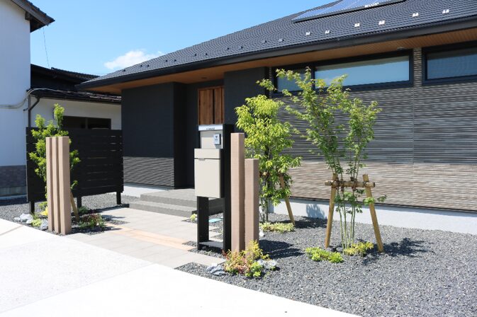 安来市 外構施工 門まわりと玄関アプローチの外構事例