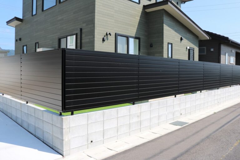 安来市で施工した完全目隠しフェンスと人工芝の庭